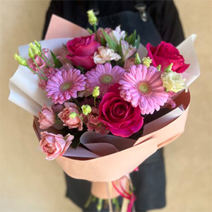 Букет с розовыми герберами и розами