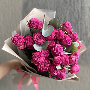 Букет из розовой кустовой розы (несколько бутонов на одной ветке)