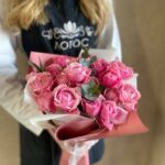 Букет из пионовидных, кустовых роз с оформлением