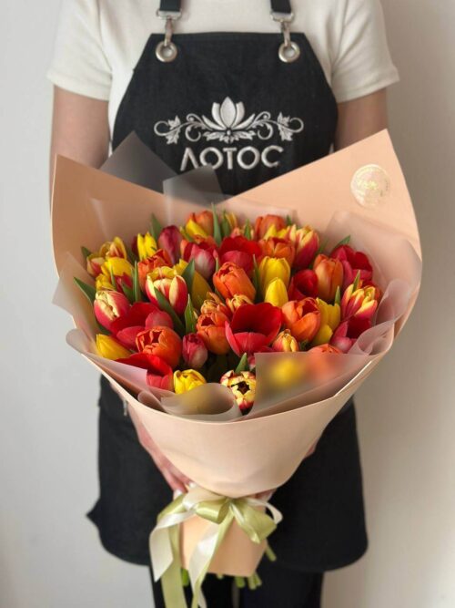 Букет из 51 разноцветного тюльпана с оформлением