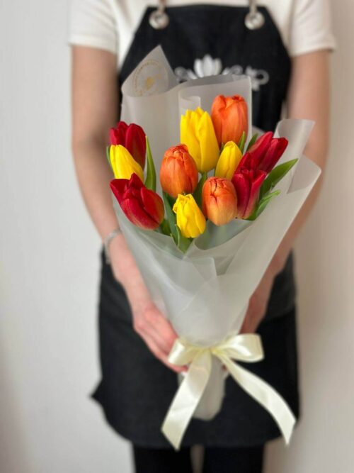 Букет из 11 разноцветных тюльпанов с оформлением