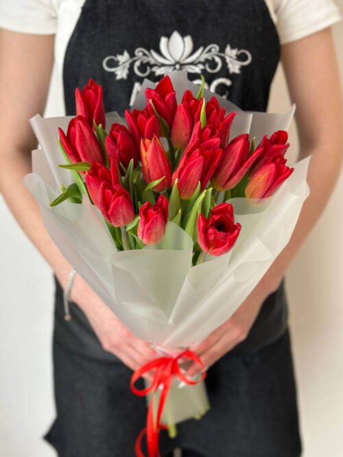 Букет из 17 красных тюльпанов с оформлением