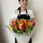 Букет из 35 разноцветных тюльпанов с оформлением