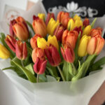 Букет из 35 разноцветных тюльпанов с оформлением