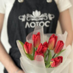 Букет из 7 красных тюльпанов с оформлением