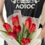 Букет из 7 красных тюльпанов с оформлением